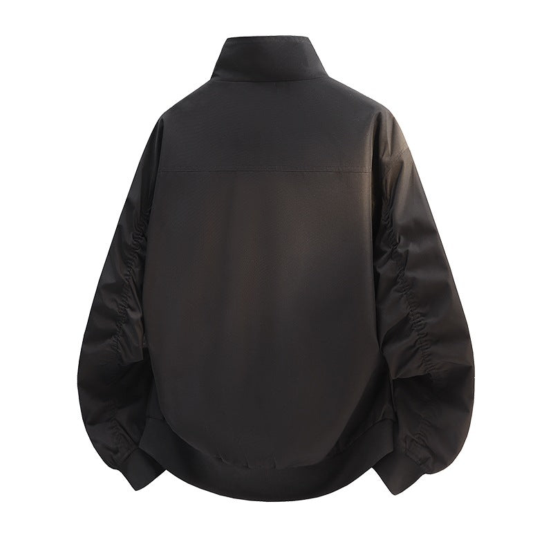 Nahaufnahme des Reißverschlusses einer Herren Sportjacke. Funktionaler Verschluss für moderne Übergangsjacken.