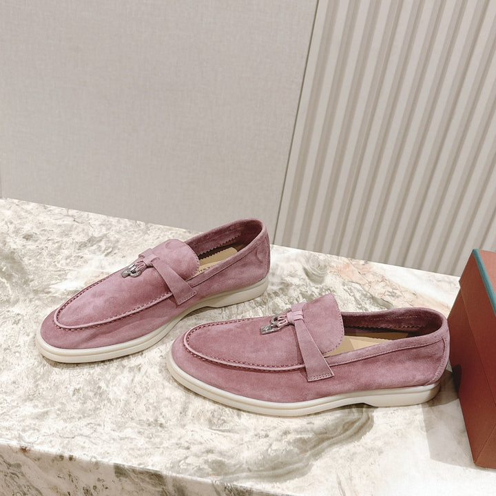 Mann trägt elegante Herren Mokassins beim Spaziergang. Stilvolle Komfortschuhe für Herren.