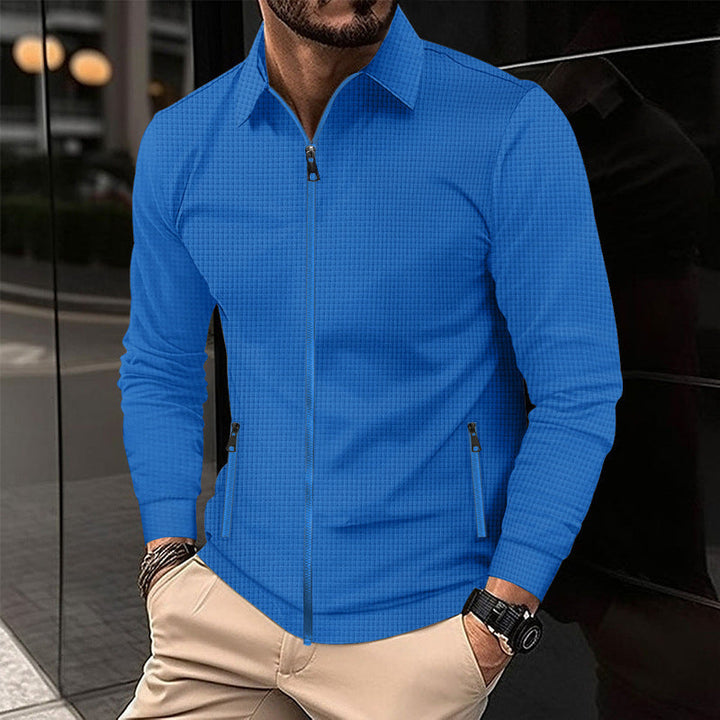 Kragen und Reißverschluss eines stilvollen, strukturierten Herren Slim-Fit Zip-Überhemdes.
