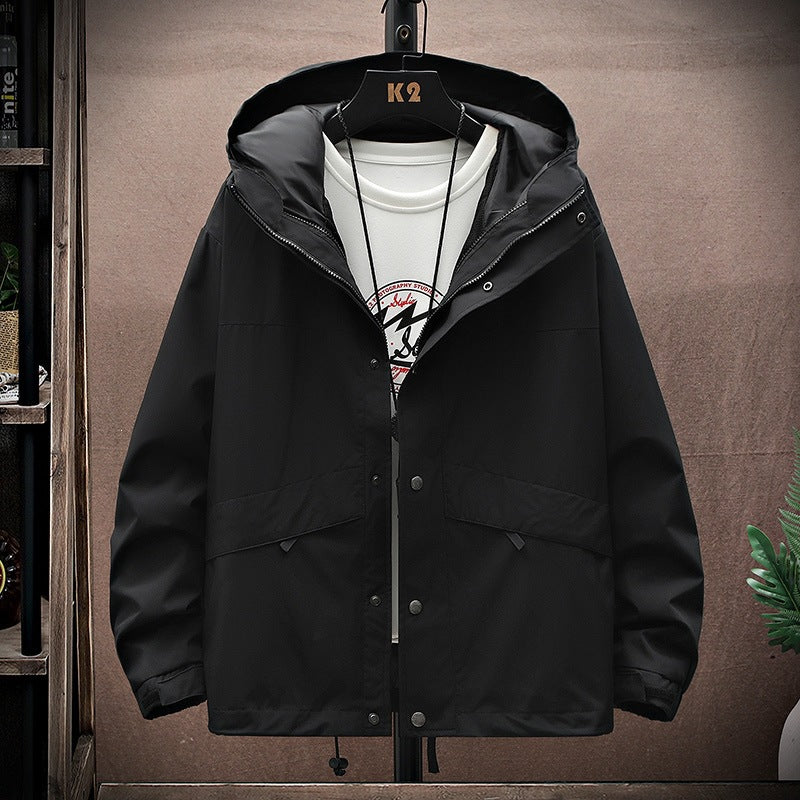 Herren Funktionsjacke mit Kapuze, bereit für Bergtouren und Outdoor-Herausforderungen.