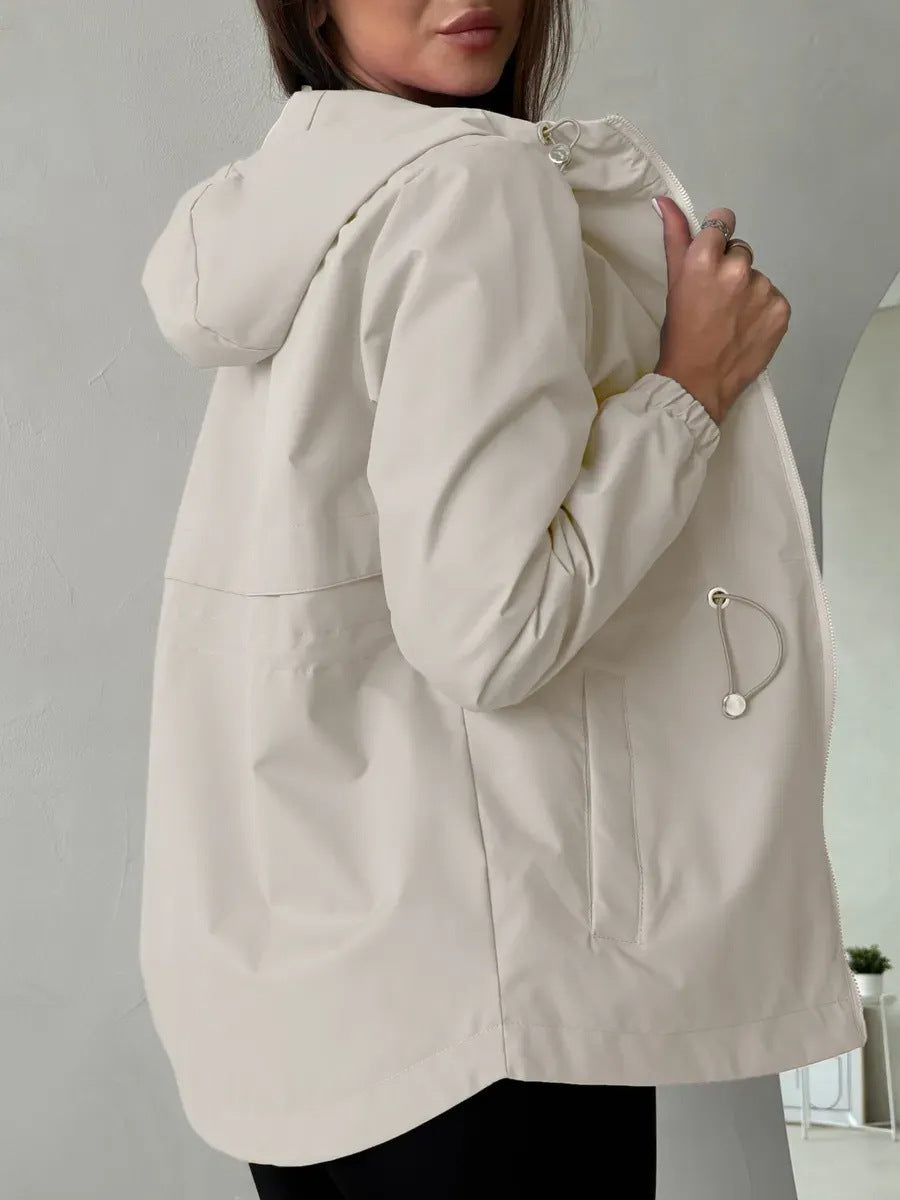 Leichte Damen Übergangsjacke, ideal als Windschutz und für sportliche Aktivitäten im Freien.