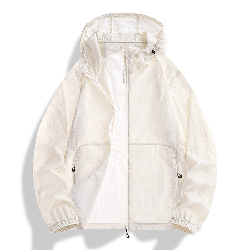 Mann trägt leichte Herren Kapuzenjacke, windabweisend & atmungsaktiv, ideal für Outdoor-Sport.