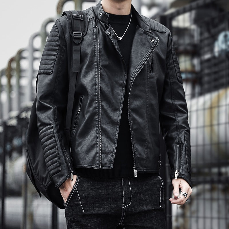 Herbstliche, schwarze Herren-Bikerjacke, ideal für urbane Looks. Lässige Männerbekleidung, modisch und vielseitig.