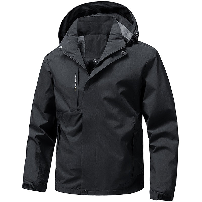 Mann trägt stilvolle Herren Funktionsjacke mit abnehmbarer Kapuze, ideal für Sport und Alltag.