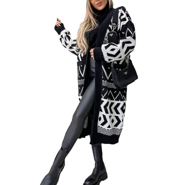 Moderner, langärmliger Damen Strickmantel mit geometrischem Muster. Gemütlich & warm für Freizeit und Herbstmode.