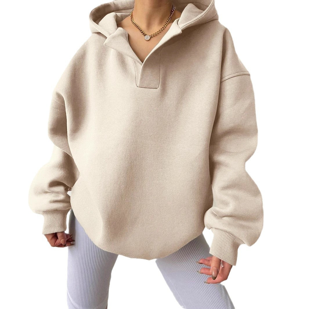 Lässiger Damen Kapuzenpullover mit V-Ausschnitt und Oversize-Schnitt. Ein Muss für Herbst-Winter.