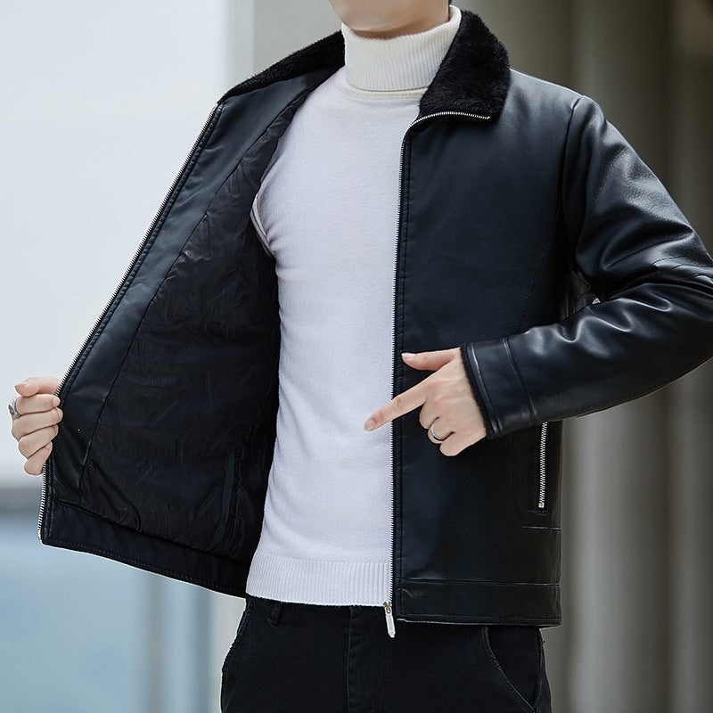 Mann trägt eine robuste schwarze Herren Kunstlederjacke mit Stehkragen, perfekt für Frühling & Herbst.