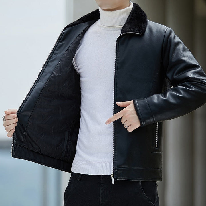 Mann trägt eine robuste schwarze Herren Kunstlederjacke mit Stehkragen, perfekt für Frühling & Herbst.