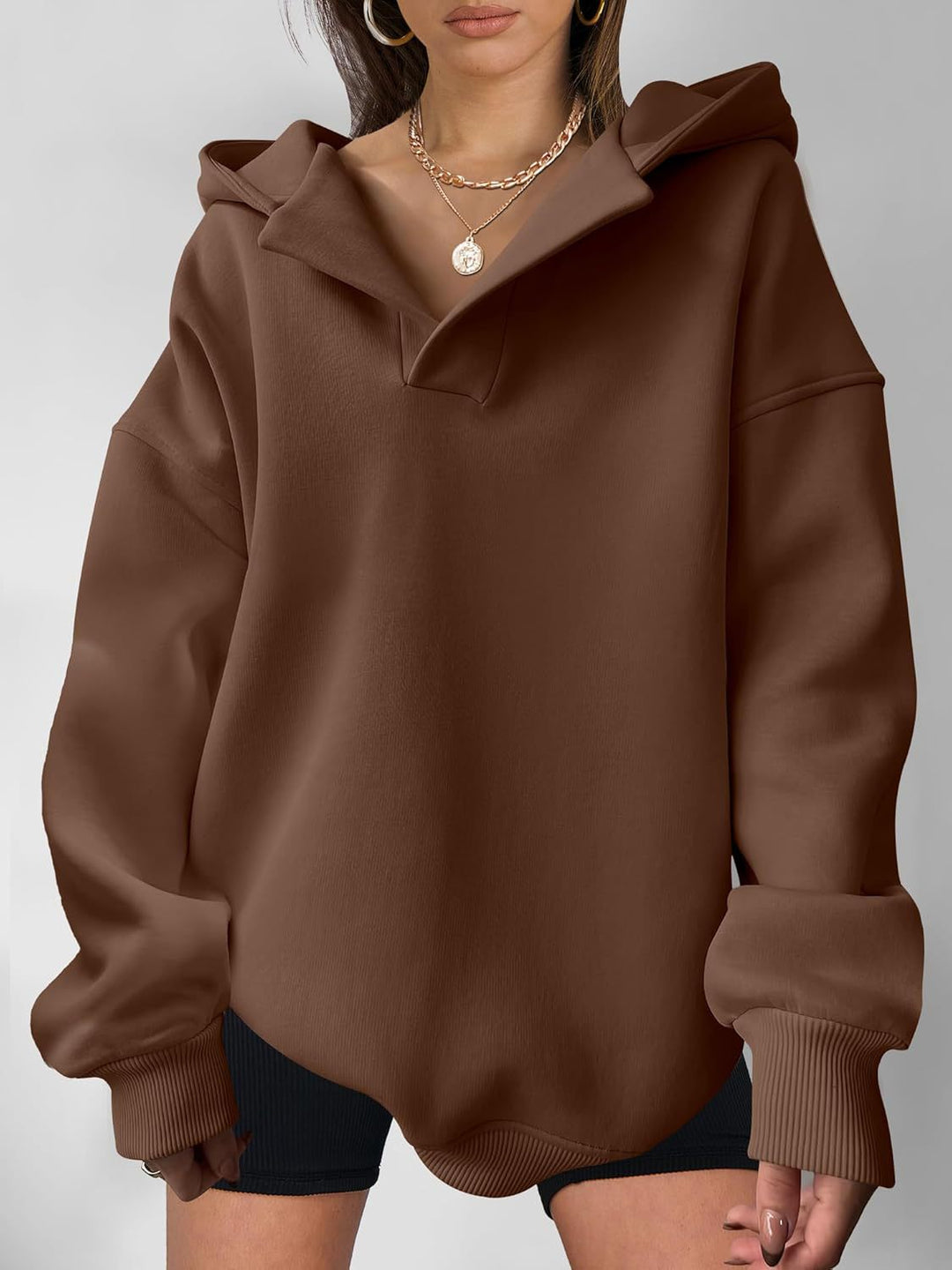 Damen Oversize Hoodie mit V-Ausschnitt und Rippbündchen, kombiniert Modernität mit Komfort.