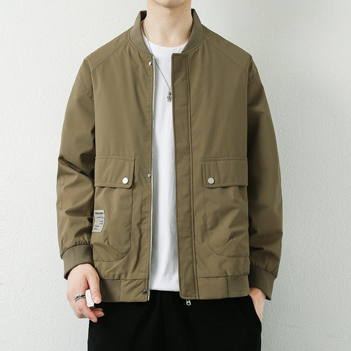 Moderne Herren-Übergangsjacke im Utility-Stil mit Stehkragen, ideal für urbane Outfits.