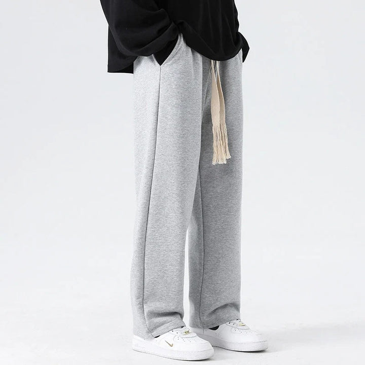Sportliche Herren Freizeithose in Aktion, ideal für leichte Workouts oder Athleisure-Looks.
