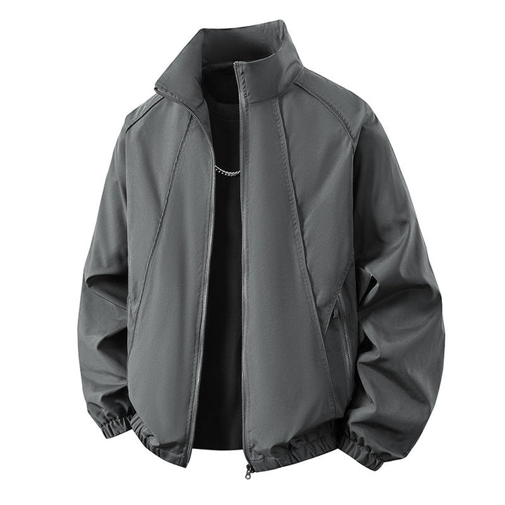 Zusammengefaltete, leichte Herren Windbreaker-Reisejacke, platzsparend und ideal für unterwegs und Outdoor.