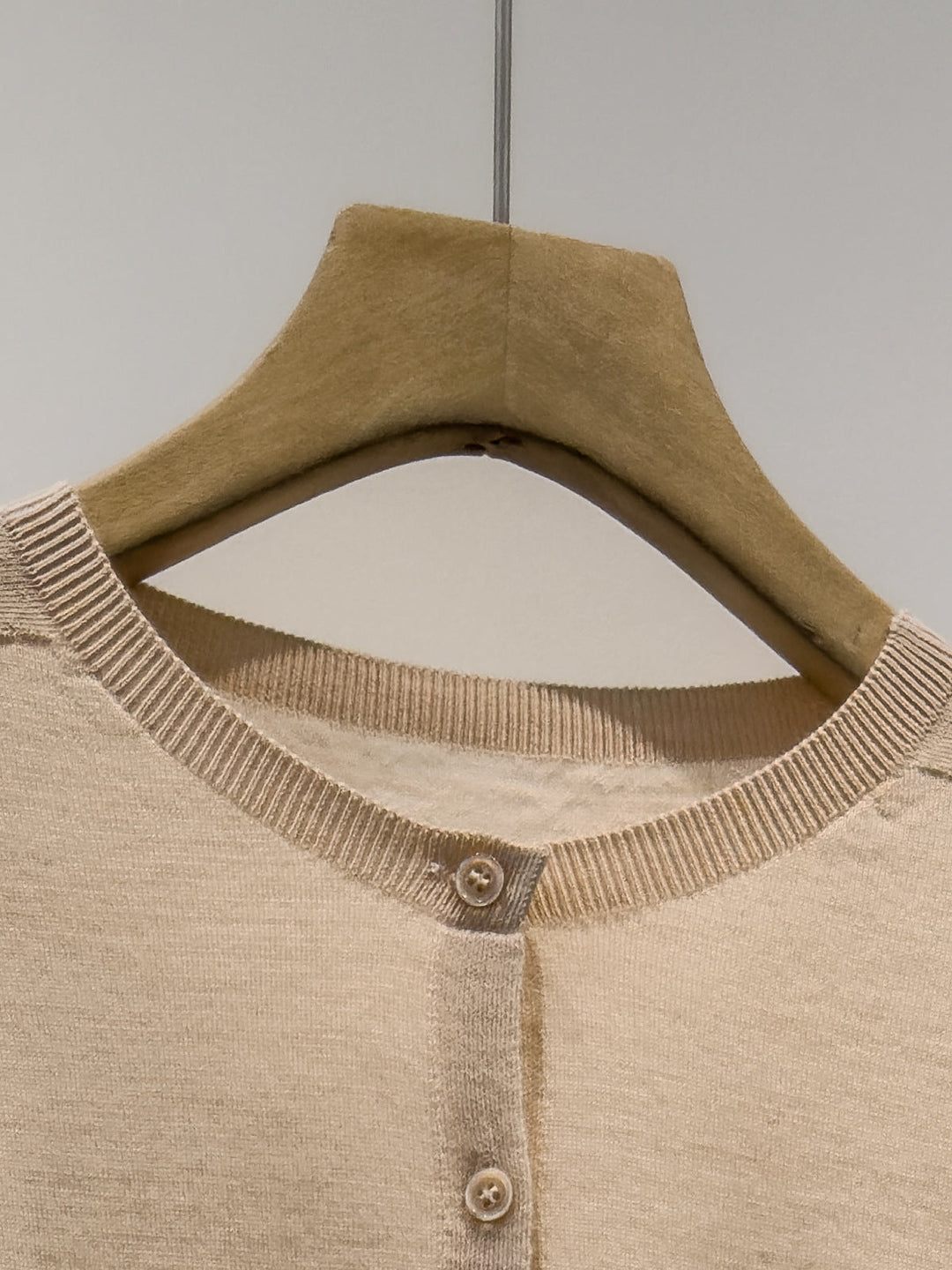 Klassischer Damen Langarm-Strickcardigan mit eleganter Knopfleiste. Vielseitige Oberbekleidung für stilvolle Looks.