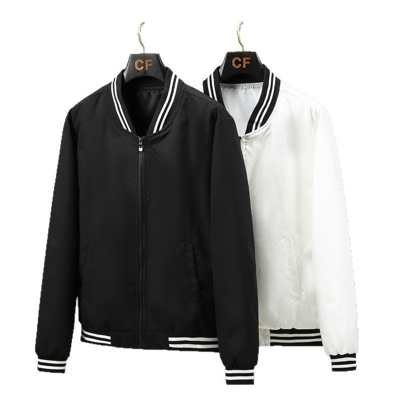 Nahaufnahme der Stoffstruktur der modischen Herren Bomberjacke. Hochwertige Freizeitjacke mit Kontraststreifen, ideal für Frühling.