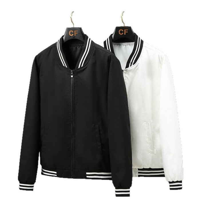 Nahaufnahme der Stoffstruktur der modischen Herren Bomberjacke. Hochwertige Freizeitjacke mit Kontraststreifen, ideal für Frühling.