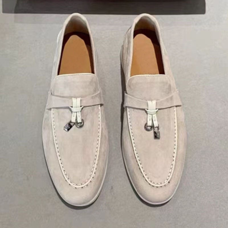 Vorderansicht der schlichten Herren Mokassins in Braun, moderne und bequeme Slipper ideal als Freizeitschuh.