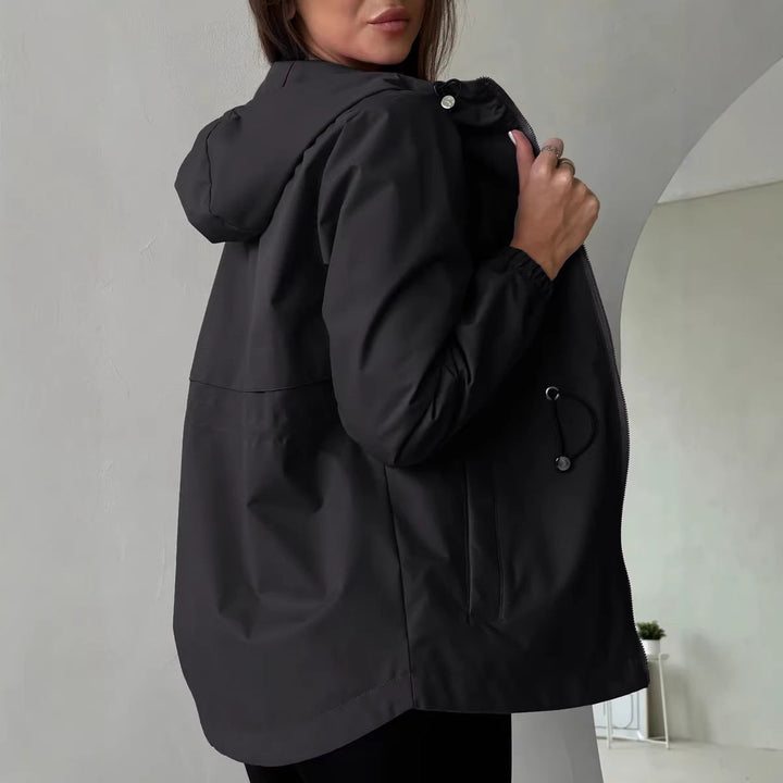 Leichte Damen Multifunktionsjacke mit Kapuze, windabweisend, für diverse Outdoor-Aktivitäten geeignet.