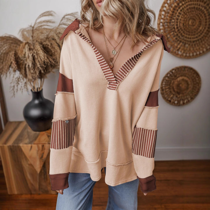 Modernes Damen Oversize Sweatshirt, V-Ausschnitt und elegante Streifen. Idealer Casual-Pullover für Modebewusste.