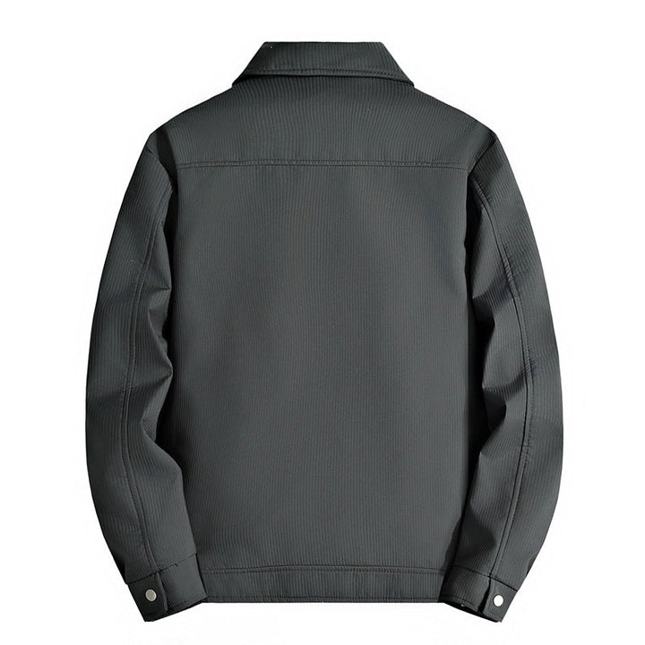 Verstellbare Kapuze der leichten Herren Outdoorjacke, schützt effektiv vor Wind und leichtem Regen.