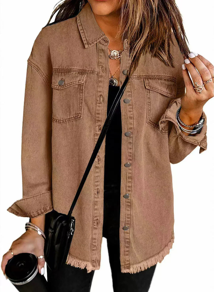 Modische Damen Langarm Jeansjacke aus Denim mit aufgesetzten Taschen, ideal für alltägliche Mode und Komfort.