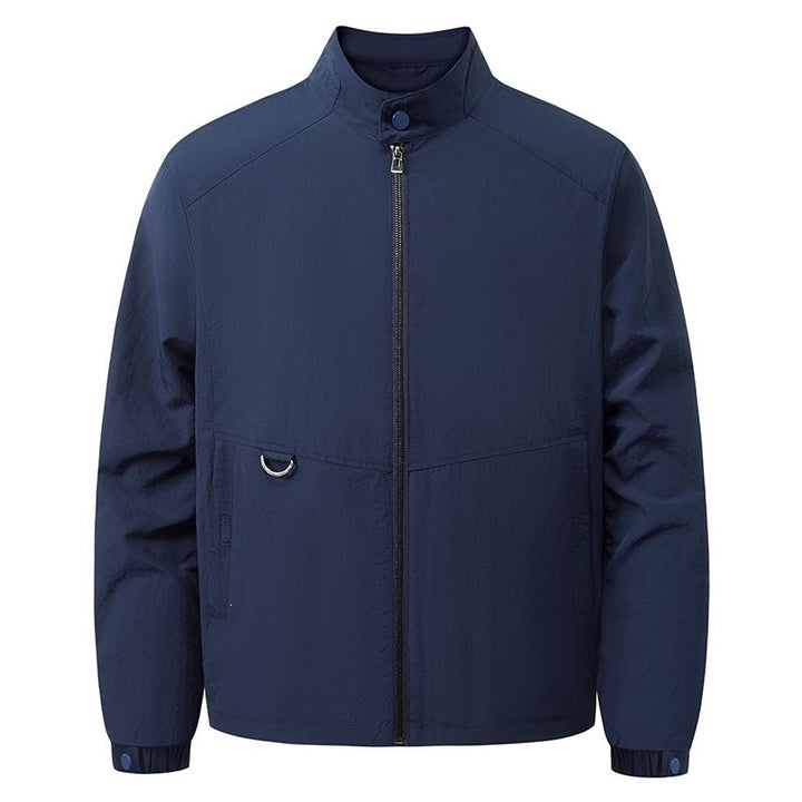 Mann trägt moderne, leichte Herren Übergangsjacke mit Stehkragen, perfekt für Outdoor & Freizeitaktivitäten.