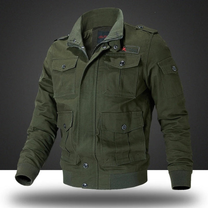 Vielseitige schwarze Herren Militärjacke mit vielen praktischen Taschen. Robuste Übergangsjacke für Männer.