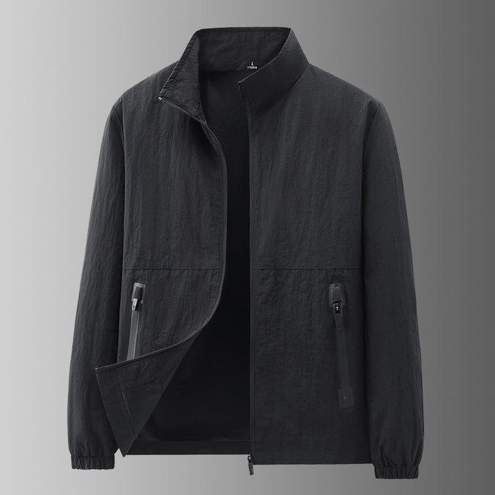 Nahaufnahme einer atmungsaktiven Herren Freizeitjacke mit Stehkragen, hochwertige Funktionsbekleidung.