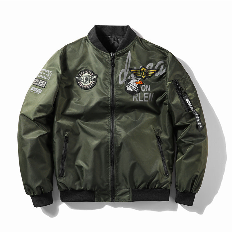 Vollständige Ansicht einer stilvollen Herren Bomberjacke mit leicht glänzendem Finish. Modische Freizeitjacke.