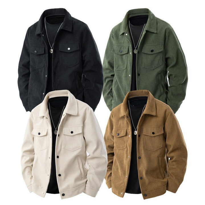 Nahaufnahme der stilvollen Knopfleiste & Kragen einer modischen Herren Übergangsjacke, Detail.