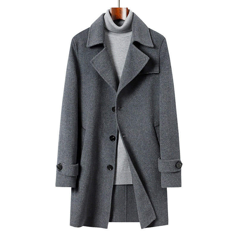 Warmer, klassischer Herren-Wintermantel in Schwarz. Maßgeschneiderte, elegante Oberbekleidung für Business & Alltag.