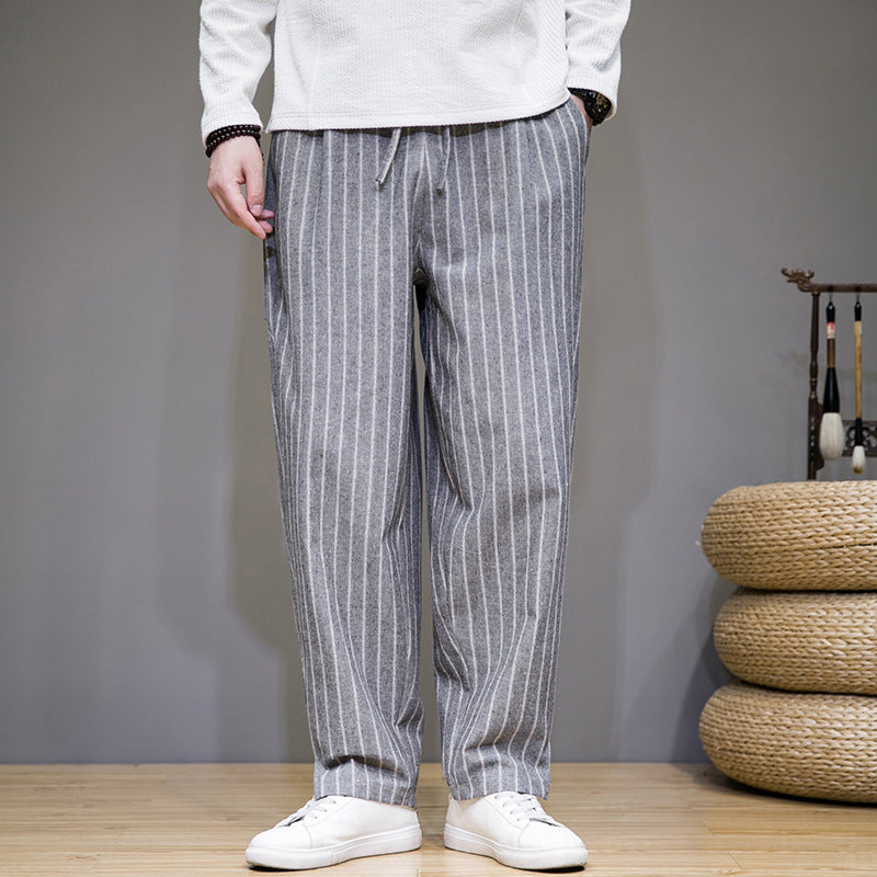 Lässige gestreifte Herrenhose mit Kordelzug, entspannte Passform, ideal für Frühling und Herbst.