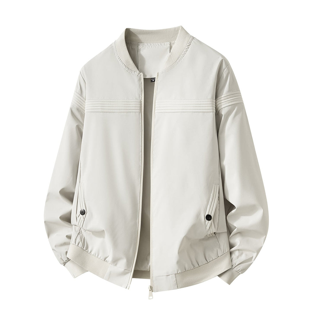Seitenansicht der modernen Herren Bomberjacke, bequeme Freizeitjacke mit sportlichem Schnitt.