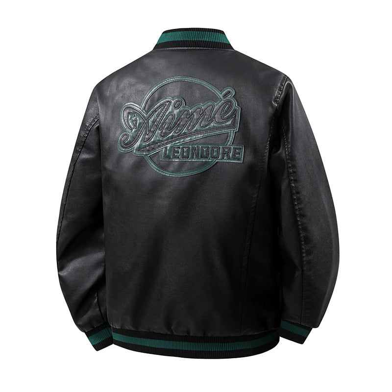 Mann trägt eine lässige Herren Freizeitjacke im Bomberjacken-Design, ideal für Frühling und Herbst.