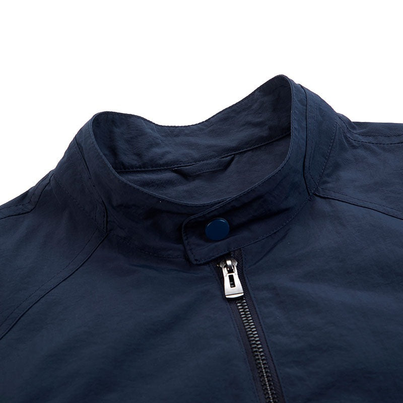 Textur der leichten Herren Übergangsjacke mit Stehkragen, atmungsaktives Material für Komfort im Alltag.