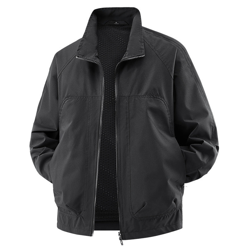 Wasserabweisende Herren Jacke mit Kapuze, schützt bei Wind und leichtem Regen. Ideale Outdoorbekleidung für Männer.