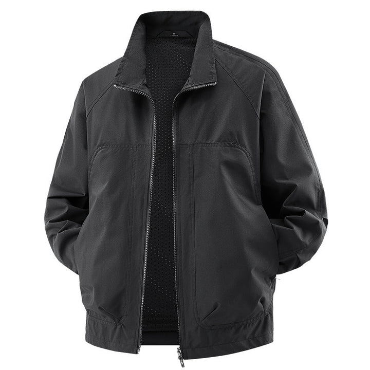 Wasserabweisende Herren Jacke mit Kapuze, schützt bei Wind und leichtem Regen. Ideale Outdoorbekleidung für Männer.
