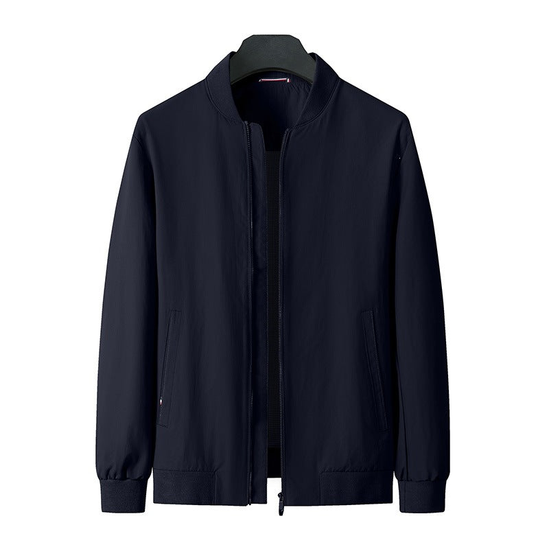 Detailansicht: Reißverschluss & Kragen der atmungsaktiven Herren-Übergangsjacke. Perfekt für Frühling & Herbst.