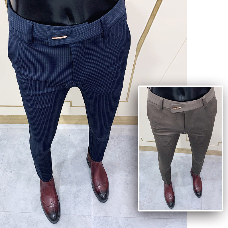 Herren Slim Fit Anzughose mit feinen Nadelstreifen. Stilvolle Businesshose für ein professionelles Büro-Outfit.
