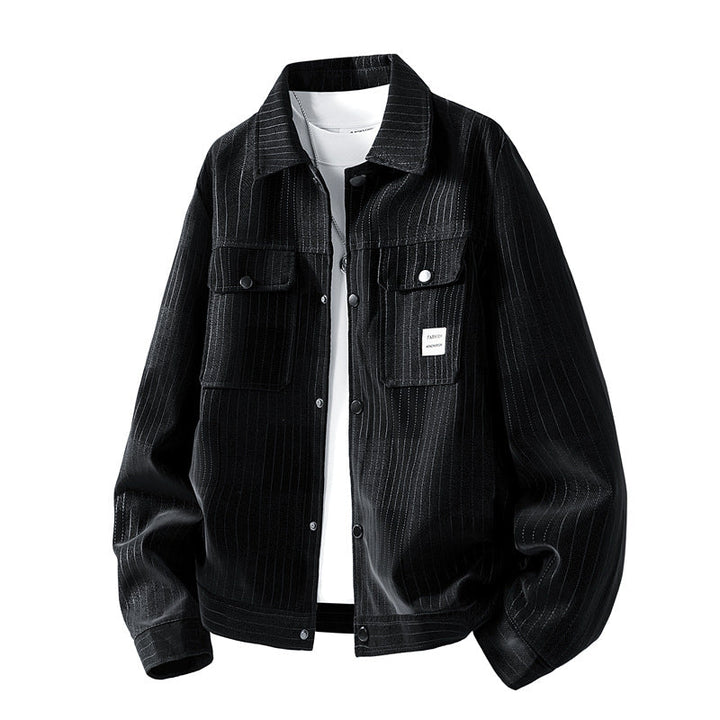 Robuste Herren-Jacke mit doppelten Brusttaschen & praktischem Reißverschluss. Ideal für den täglichen Gebrauch.