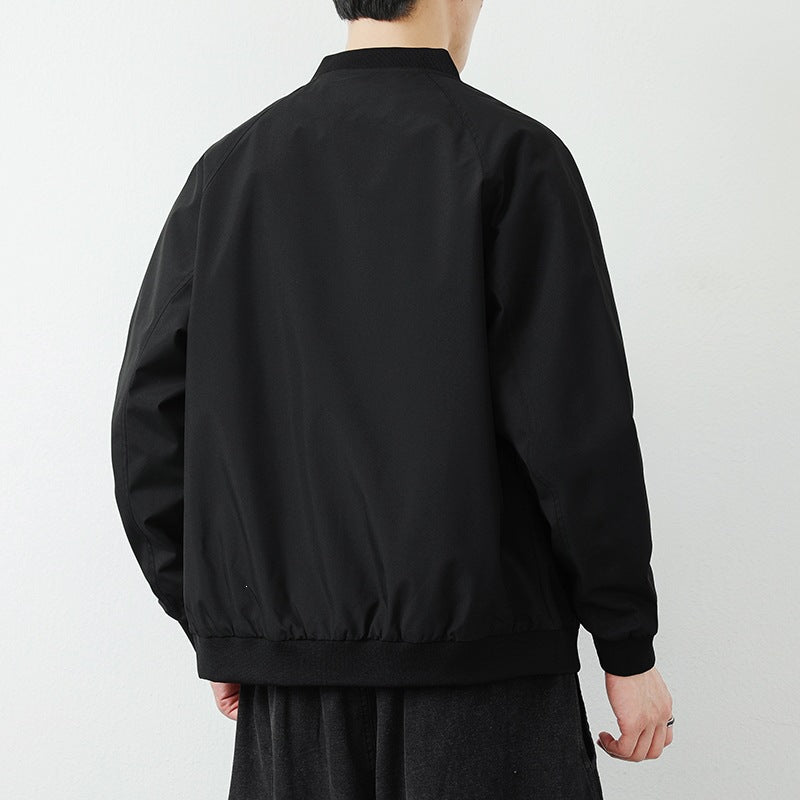 Vielseitige schwarze Herrenjacke mit Stehkragen und robustem Design. Perfekt für urbane Mode.