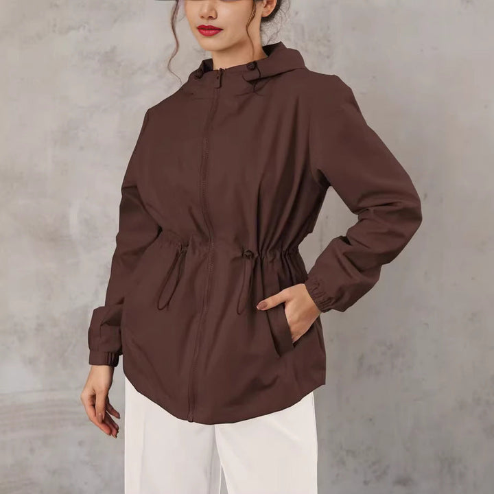 Moderne Damen Sportjacke mit Kapuze, stilvoll und funktional für Outdoor und Freizeit.