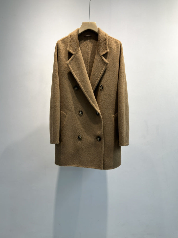 Klassischer warmer Kamel Damenmantel, Doppelreiher, perfekt für elegante Winter-Outfits & vielseitige Anlässe.
