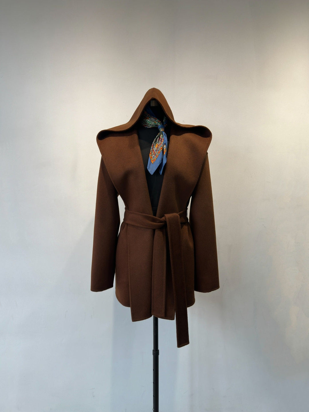 Damen Oversize Wickelmantel mit Kapuze in Rotbraun. Bequemer Übergangsjacke & Wintermantel.