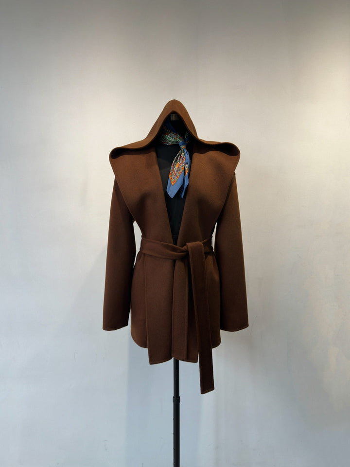 Damen Oversize Wickelmantel mit Kapuze in Rotbraun. Bequemer Übergangsjacke & Wintermantel.