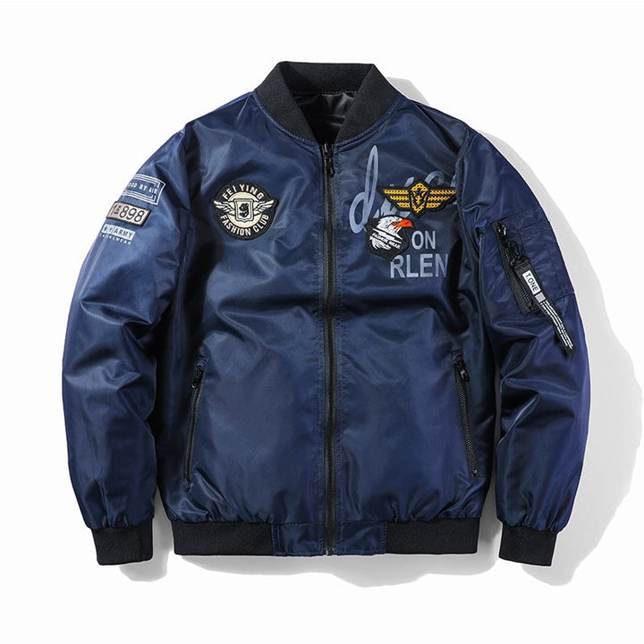 Herren Streetwear Jacke: Bomber-Stil in Schwarz. Robuste und modische Wahl für den urbanen Mann mit Stickerei.