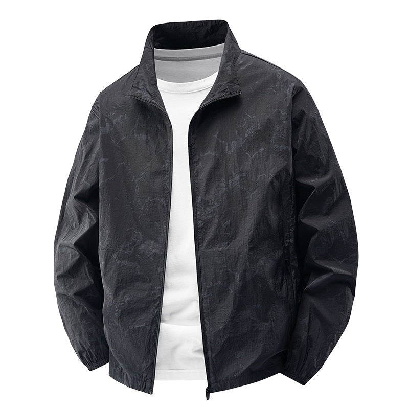 Schlichte, schwarze Herren Übergangsjacke, winddicht und komfortabel. Vielseitig für Frühling & Herbst.