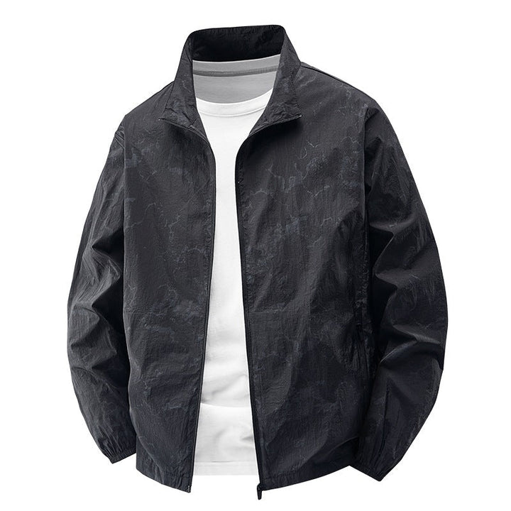 Schlichte, schwarze Herren Übergangsjacke, winddicht und komfortabel. Vielseitig für Frühling & Herbst.