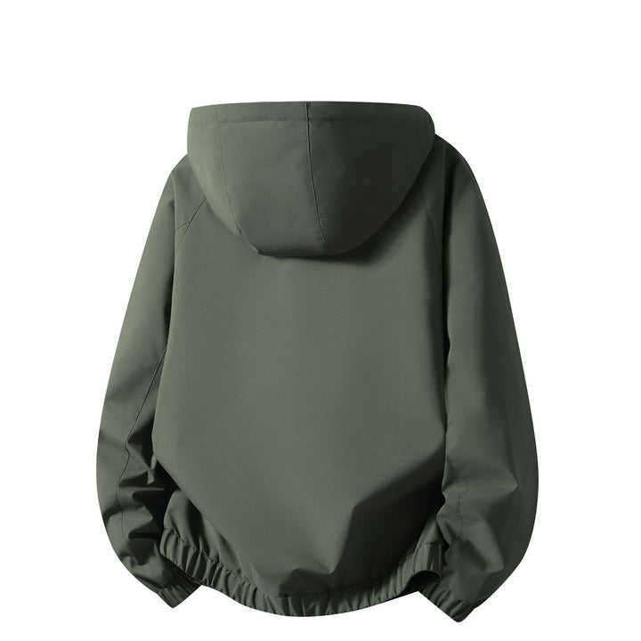 Stilvolle, leichte Herren-Übergangsjacke in Beige. Wetterfeste, winddichte Freizeitjacke mit Kapuze, bequem & modern.