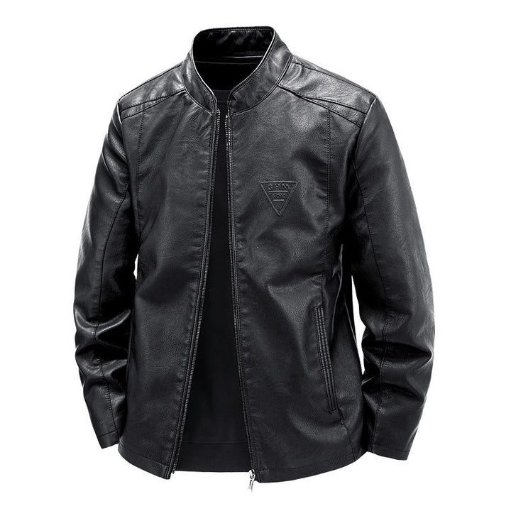Detailansicht der schwarzen Herren Kunstlederjacke: Stehkragen und Reißverschluss.