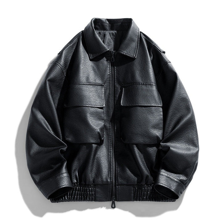 Mann trägt stilvolle, lässige Herrenjacke mit Reißverschluss, ideal für Spaziergänge oder Stadtbummel.